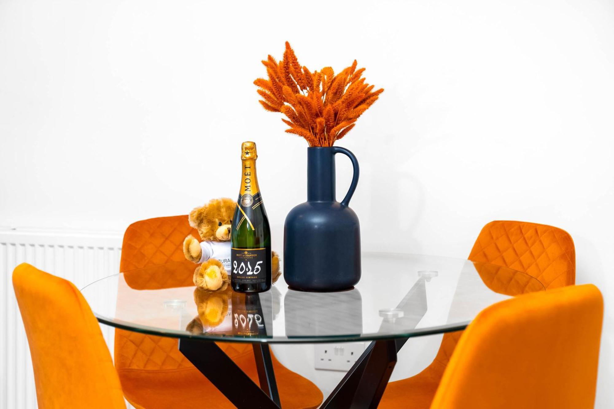 Apartment Luxury Centre 5 Bed House With En-suite, Bbq, On-site Parking By Azura Nights *