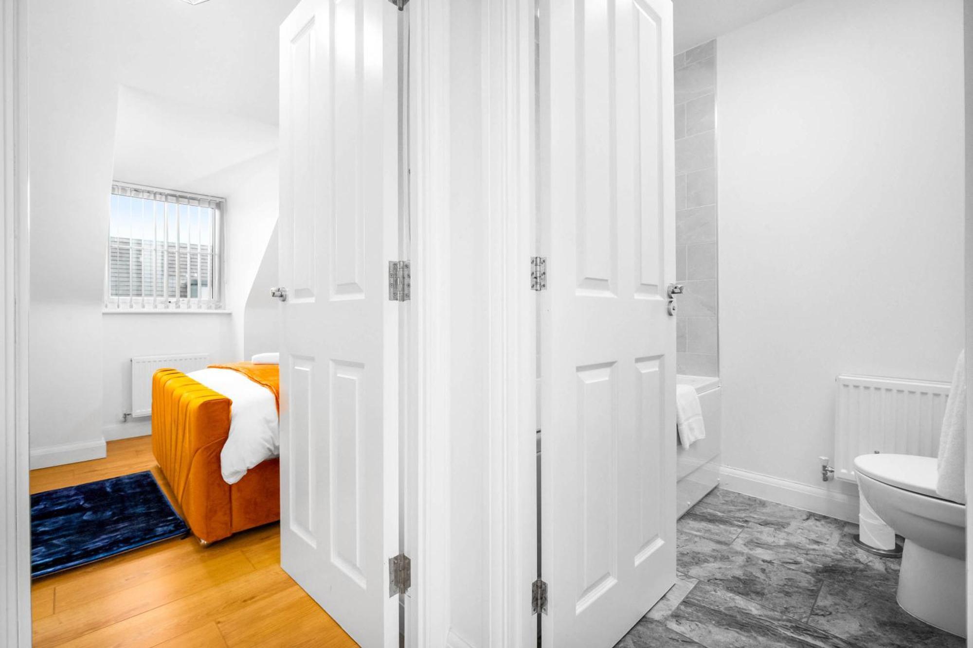 Luxury Centre 5 Bed House With En-suite, Bbq, On-site Parking By Azura Nights Apartment