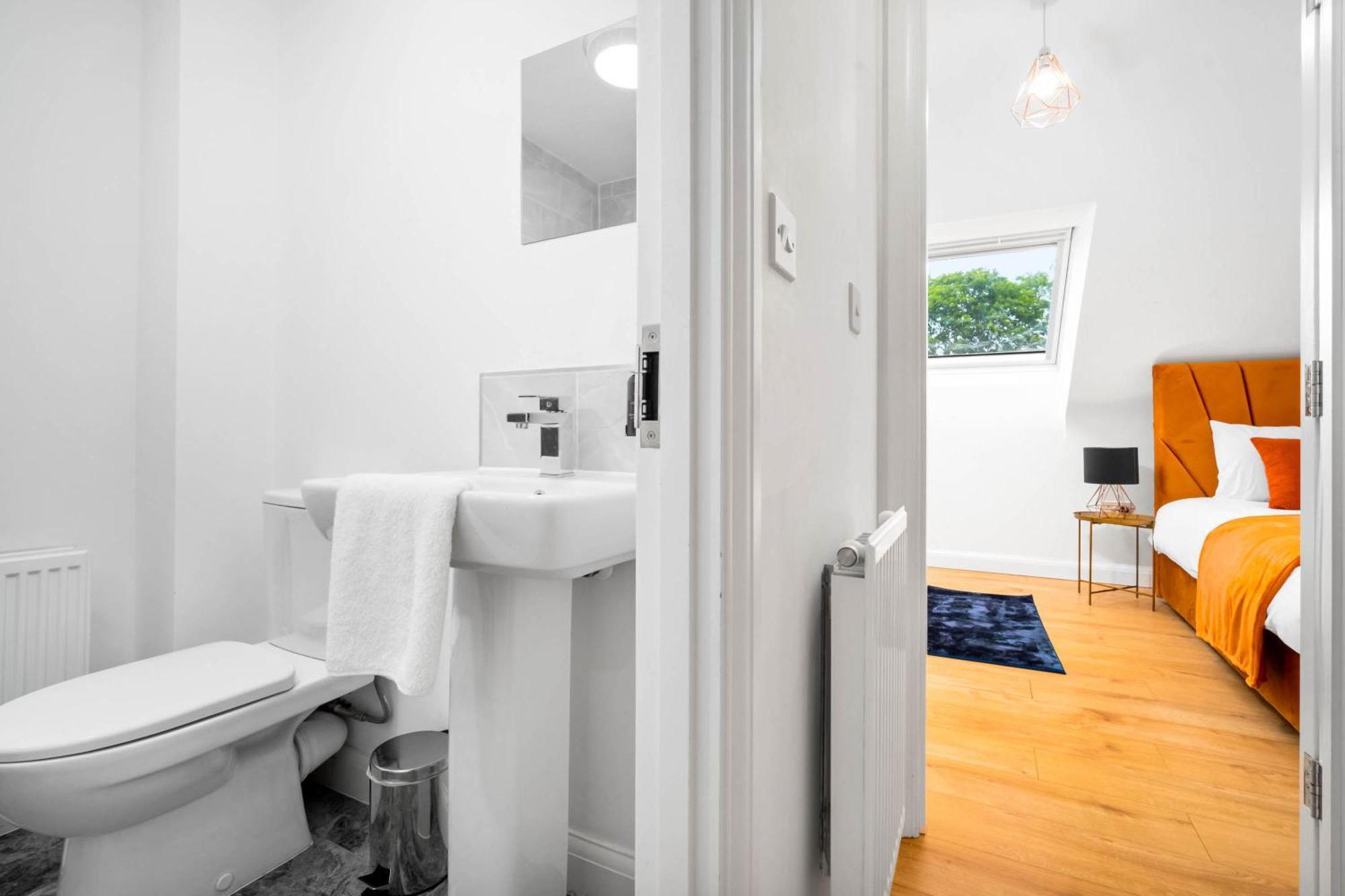 Luxury Centre 5 Bed House With En-suite, Bbq, On-site Parking By Azura Nights