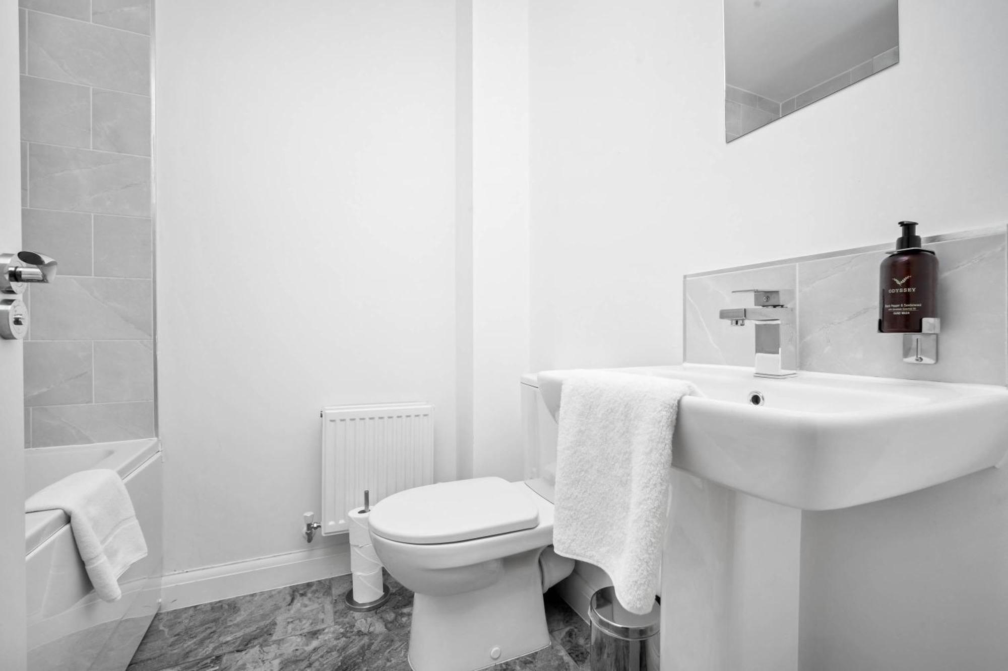 Apartment Luxury Centre 5 Bed House With En-suite, Bbq, On-site Parking By Azura Nights