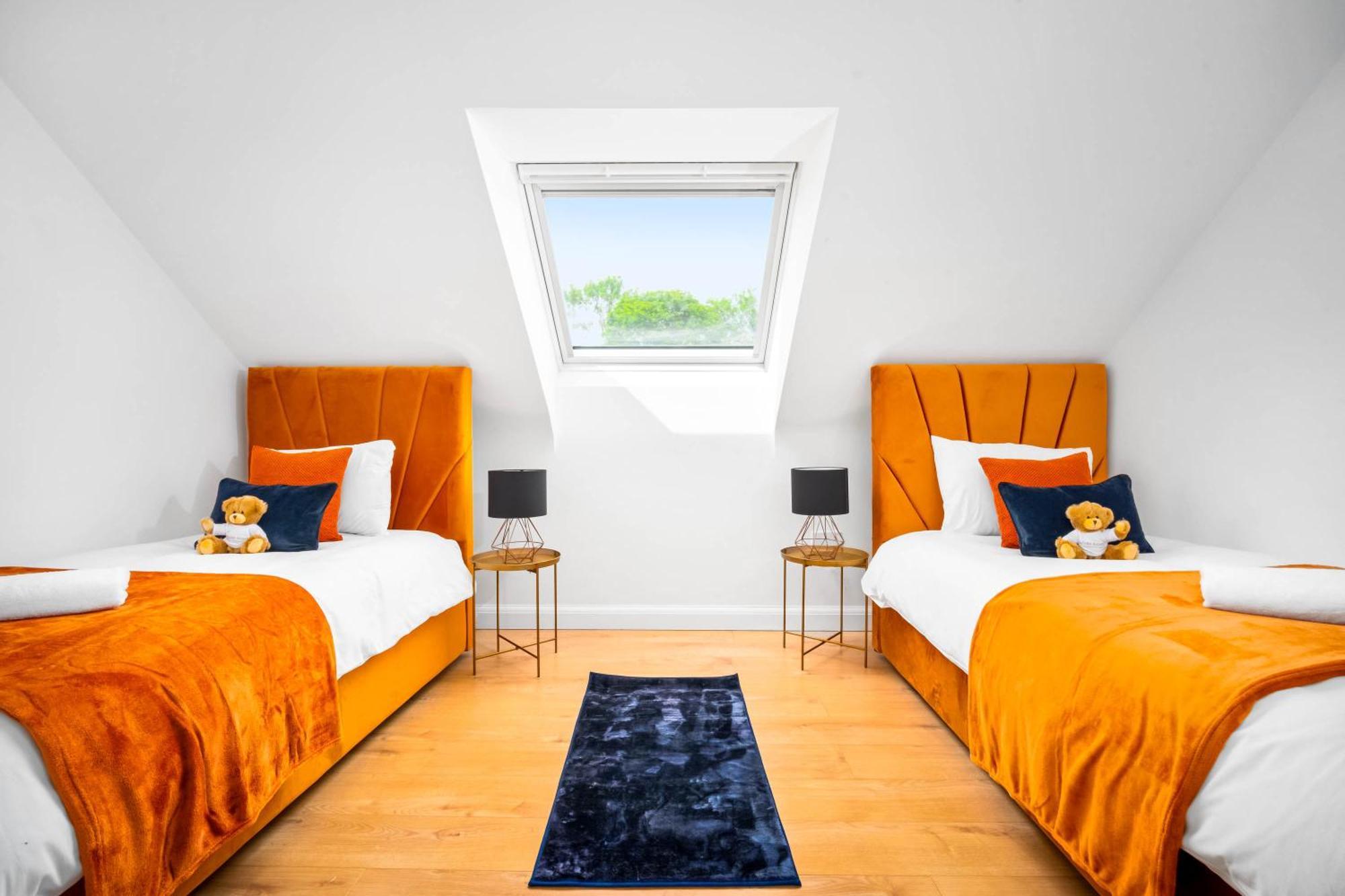 Luxury Centre 5 Bed House With En-suite, Bbq, On-site Parking By Azura Nights Apartment *